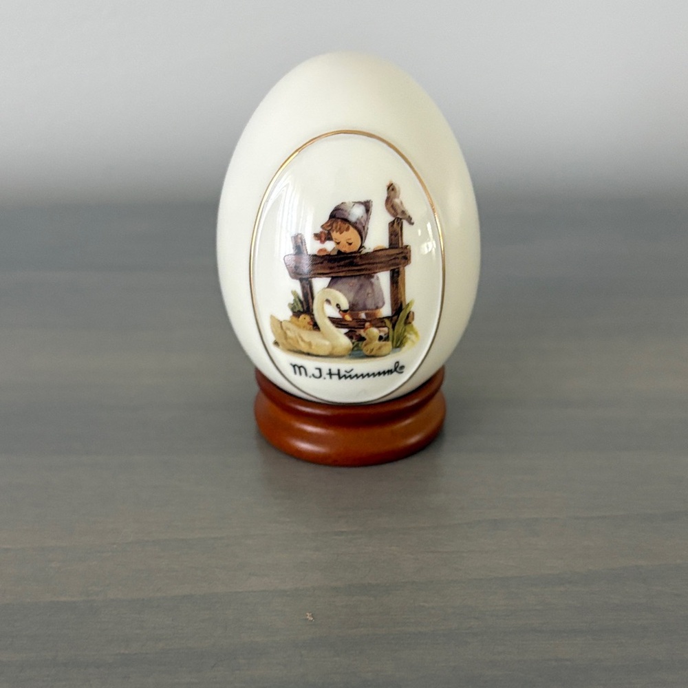M.J. Hummel Porcelain Egg 1995 Feathered Friends With Stand ars